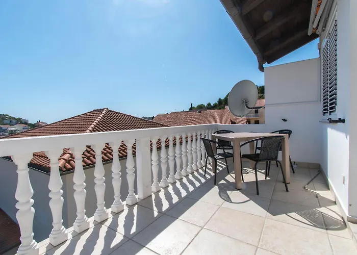 Emmeline Apartman Tisno